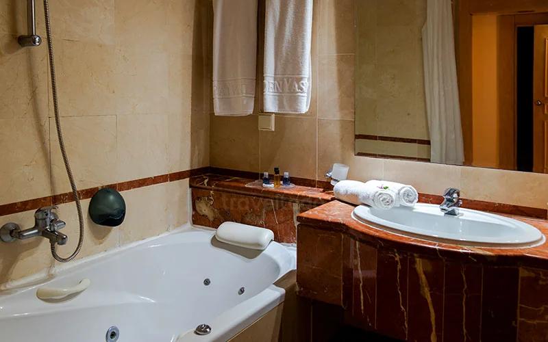 Golden Yasmin Mehari Tabarka - Vue 3